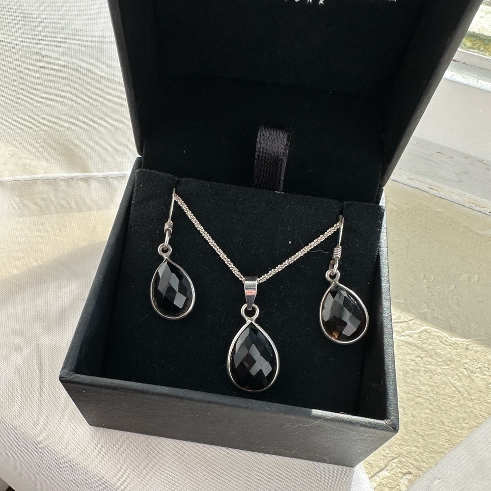 Necklace and earring set